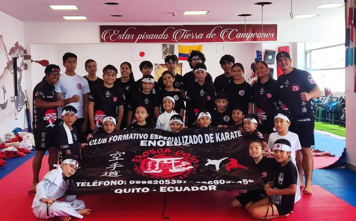 Estudiantes entrenando juntos en ENOEDA Dojo